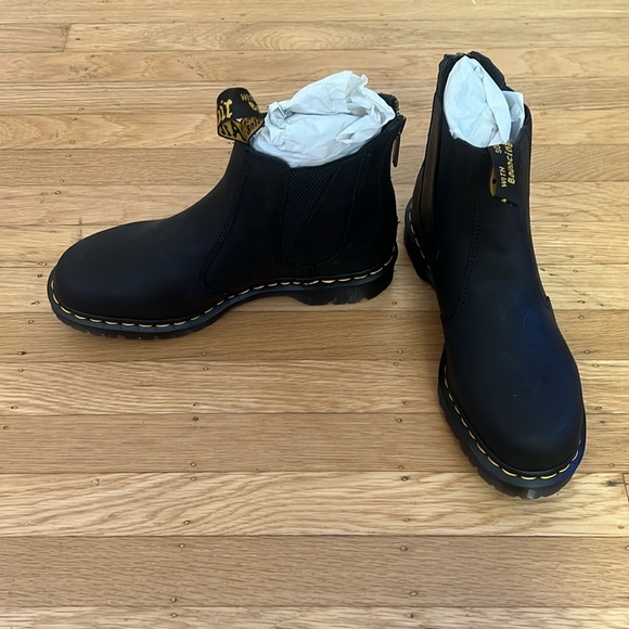 NWT Dr. Martens Men’s Black Leather Chelsea Boots w/ Back Zipper - Picture 1 of 4
